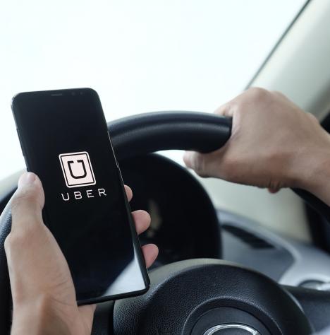 Uber-baleset: vádat emeltek a biztonsági sofőr ellen
